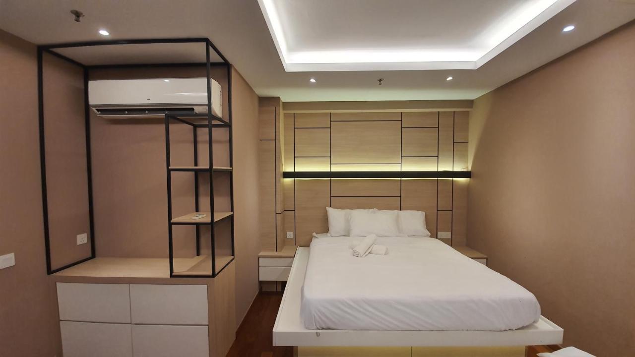 Apartment Sunrise Gurney By Iz *