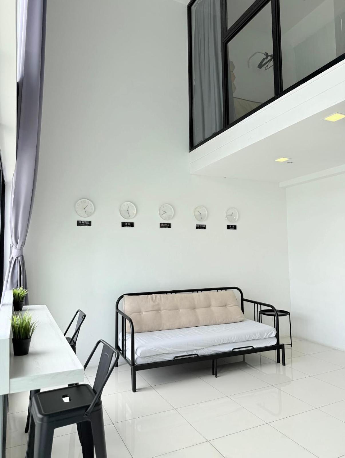 Apartment Sunrise Gurney By Iz